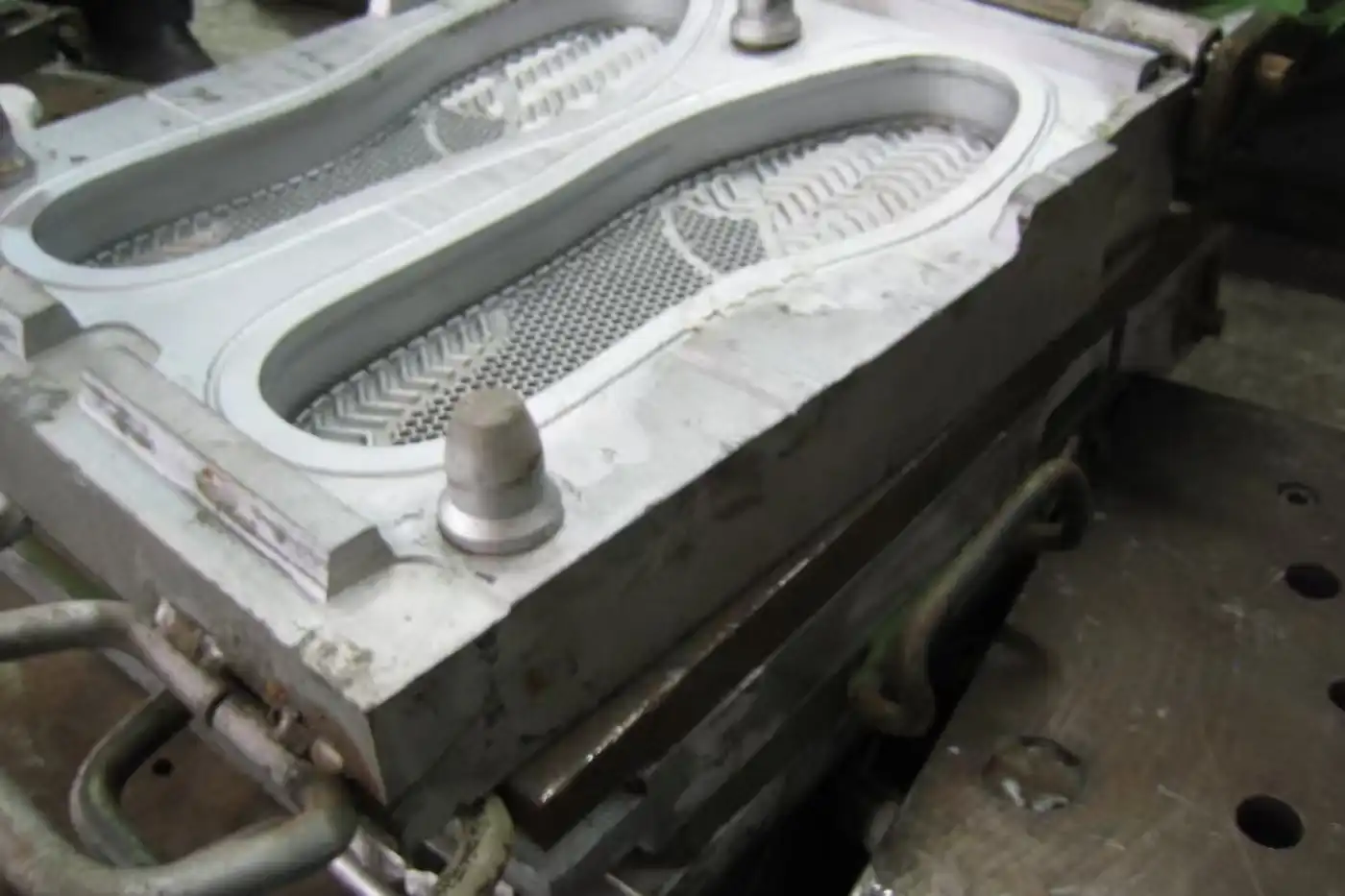 Mold laser cleaning